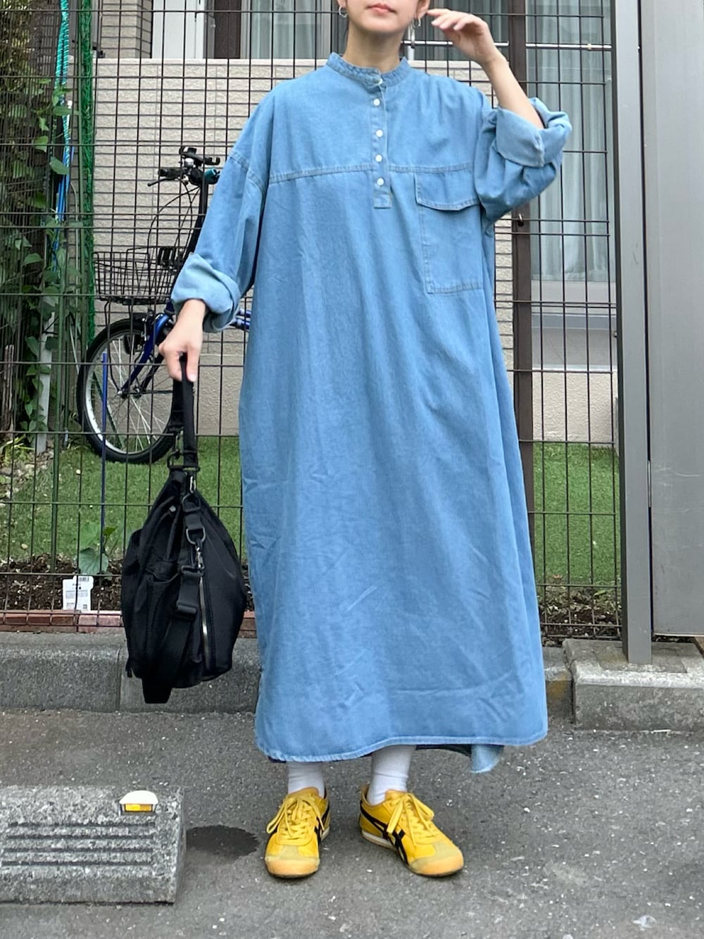 ブルー系のワンピース、ブラック系のショルダーバッグを着用したレディースの春コーディネートの3枚目の写真