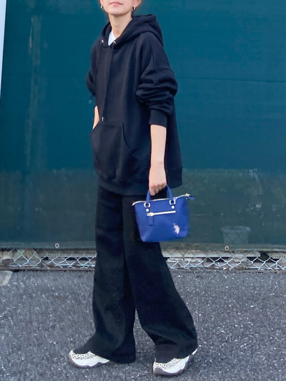 「シンプルコーデ、秋コーデ、秋服準備はじめました、モノトーン、ワントーンコーデ、ブラックコーデ、きれいめカジュアル、アウトドアスタイル、休日スタイル、パーカー、デニム、ワイドパンツ、スニーカー、厚底シューズ、ミニバッグ」｜「notch.の【 notch. by KR 】裏起毛パーカー（パーカー、ブラック系）」を使った、ＫＲさん（レディース・159cm）の秋コーディネートの3枚目の写真