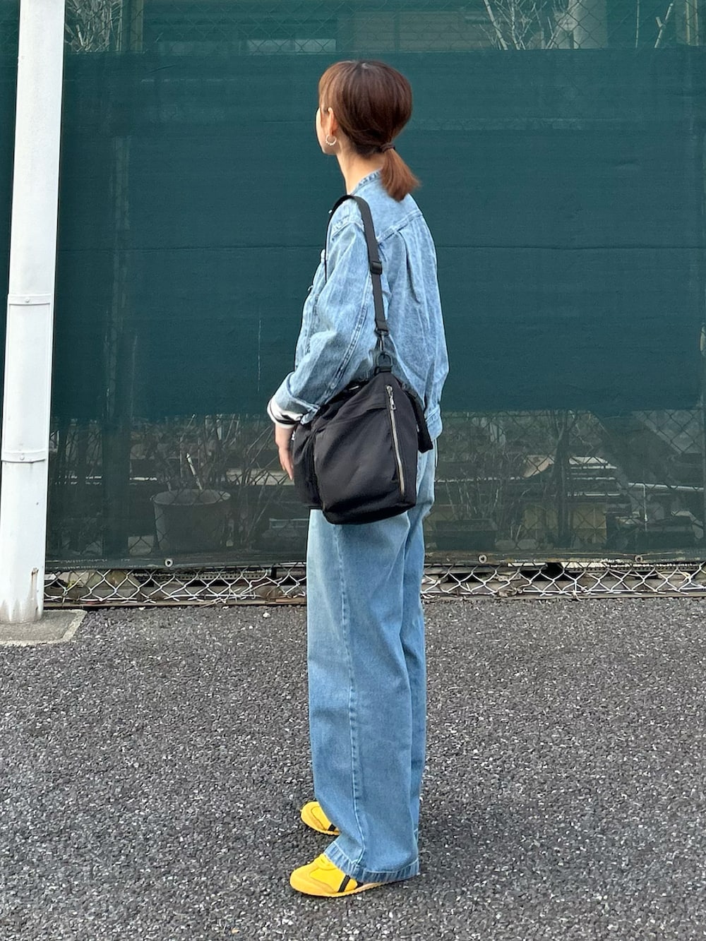 ブルー系のデニムジャケット、ブルー系のデニムパンツ、ホワイト系のTシャツ/カットソーを着用したレディースの春コーディネートの4枚目の写真