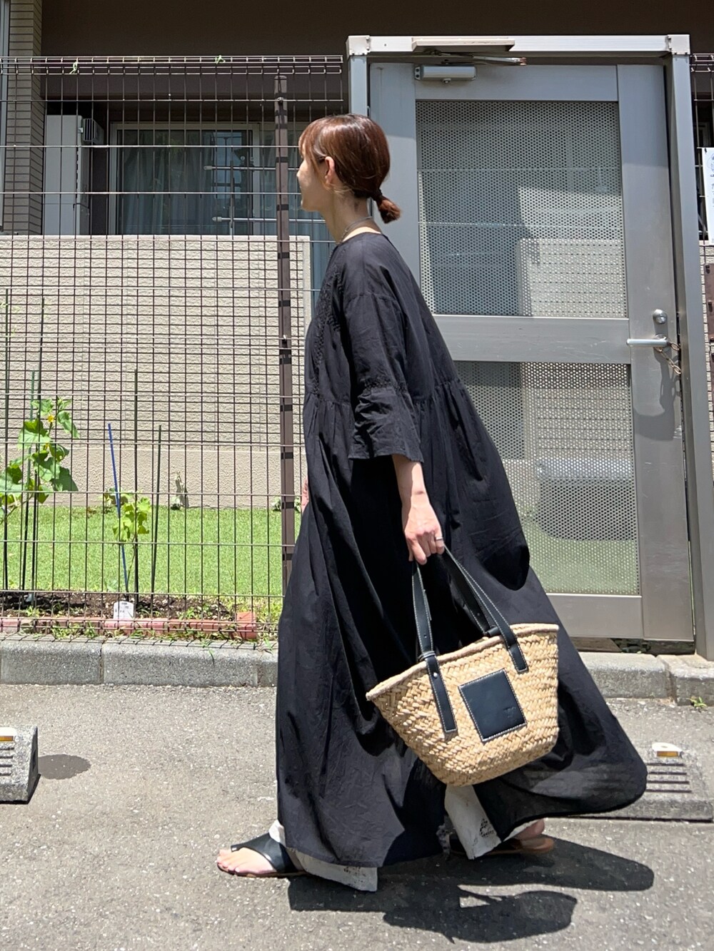 ホワイト系のその他パンツ、ブラック系のワンピース、ブラック系のかごバッグを着用したレディースの夏コーディネートの3枚目の写真