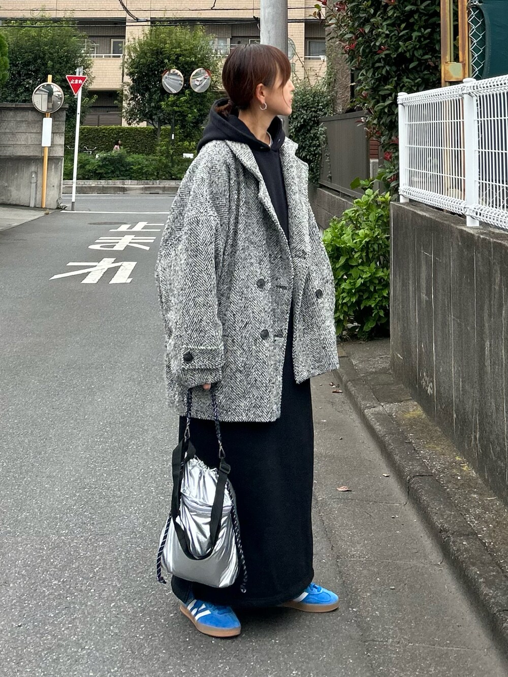 「ピーコート、冬アウター、冬コーデ、お出かけコーデ、モノトーン、レイヤードスタイル、休日スタイル、プチプラ、きれいめカジュアル、パーカー、スウェット、ワンピース、ショルダーバッグ、スニーカー、adidas」｜「notch.の【 notch.by yui 】ヘリンボーンＰコート（ピーコート、その他）」を使った、ＫＲさん（レディース・159cm）の秋コーディネートの2枚目の写真