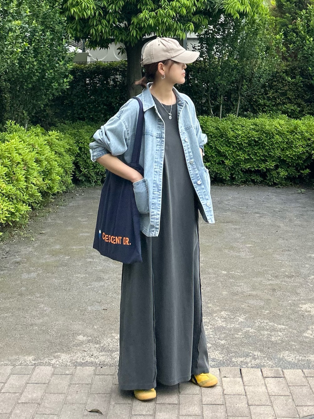 「やっぱり帽子が好き、キャップ、デニムジャケット、デニム、ワンピース、デニムシャツ、スニーカー、トートバッグ、シャツスタイル、休日スタイル、春夏コーデ、お出かけコーデ、デートコーデ、プチプラ、きれいめカジュアル」｜「notch.のデニムシャツジャケット（デニムジャケット、ブルー系）」を使った、ＫＲさん（レディース・159cm）の夏コーディネートの2枚目の写真