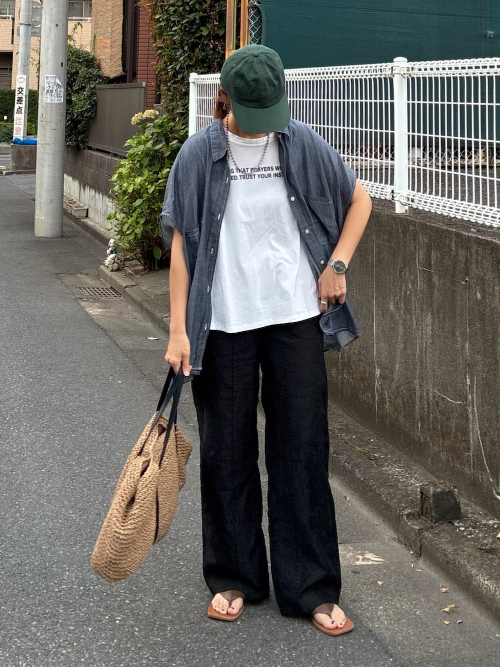ブルー系のシャツ/ブラウス、ホワイト系のTシャツ/カットソー、ブラック系のその他パンツを着用したレディースの夏コーディネートの3枚目の写真