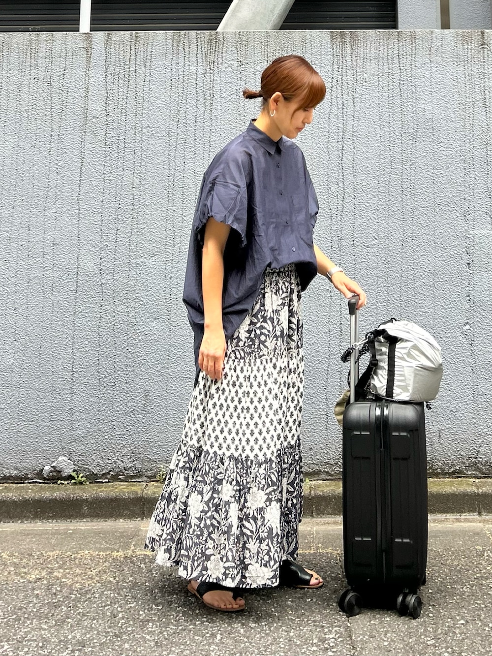「夏ルックで気分アップ、夏コーデ、シンプルコーデ、お出かけコーデ、モノトーン、休日スタイル、シャツスタイル、きれいめカジュアル、プチプラ、ロングスカート、サンダル、スーツケース、ショルダーバッグ」｜「OMNESのコットンボイル総柄切り替えティアードスカート（スカート、ブルー系）」を使った、ＫＲさん（レディース・159cm）の夏コーディネートの2枚目の写真