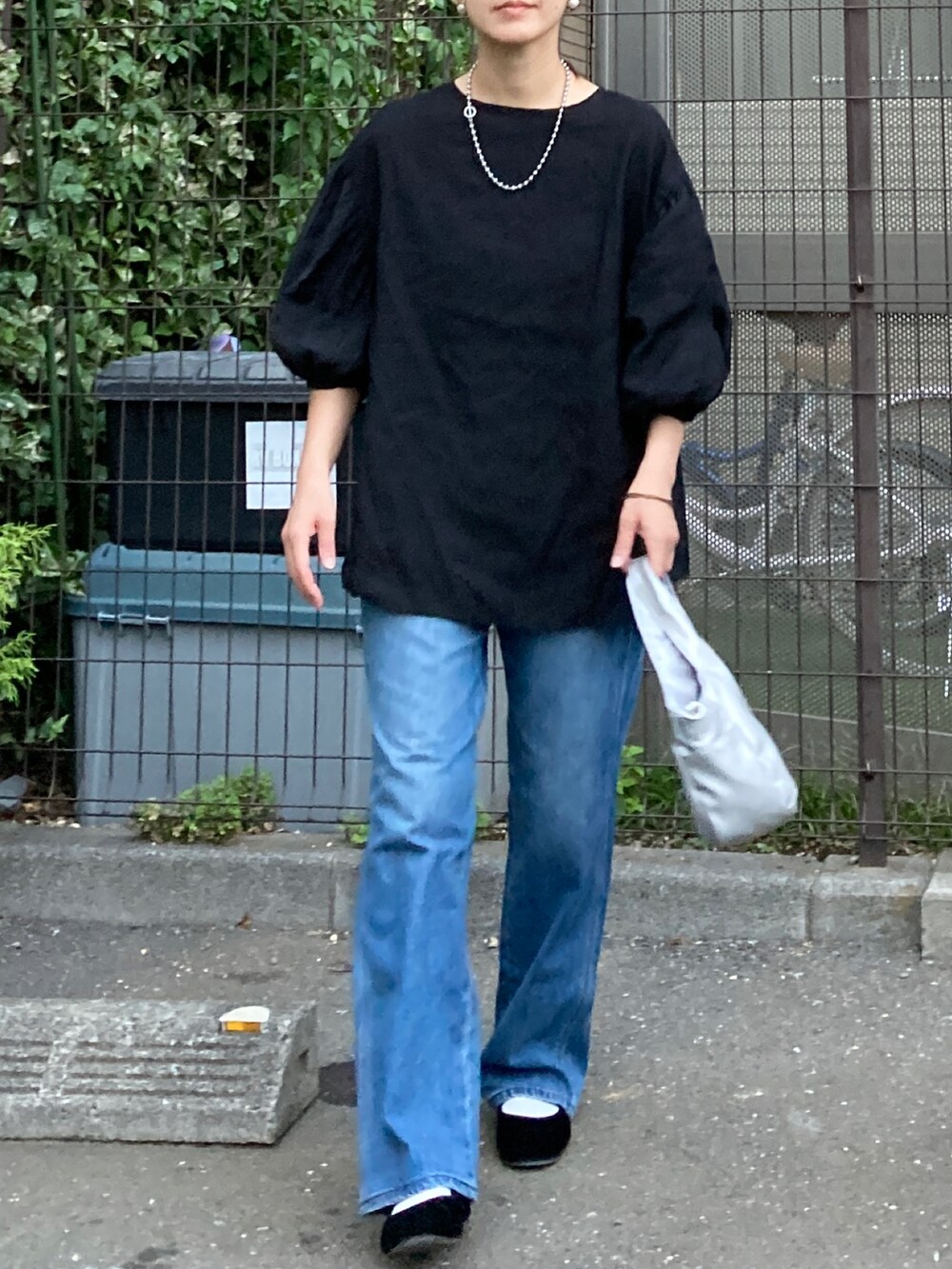 ブラック系のシャツ/ブラウス、ブルー系のデニムパンツ、シルバー系のショルダーバッグを着用したレディースの秋コーディネートの3枚目の写真