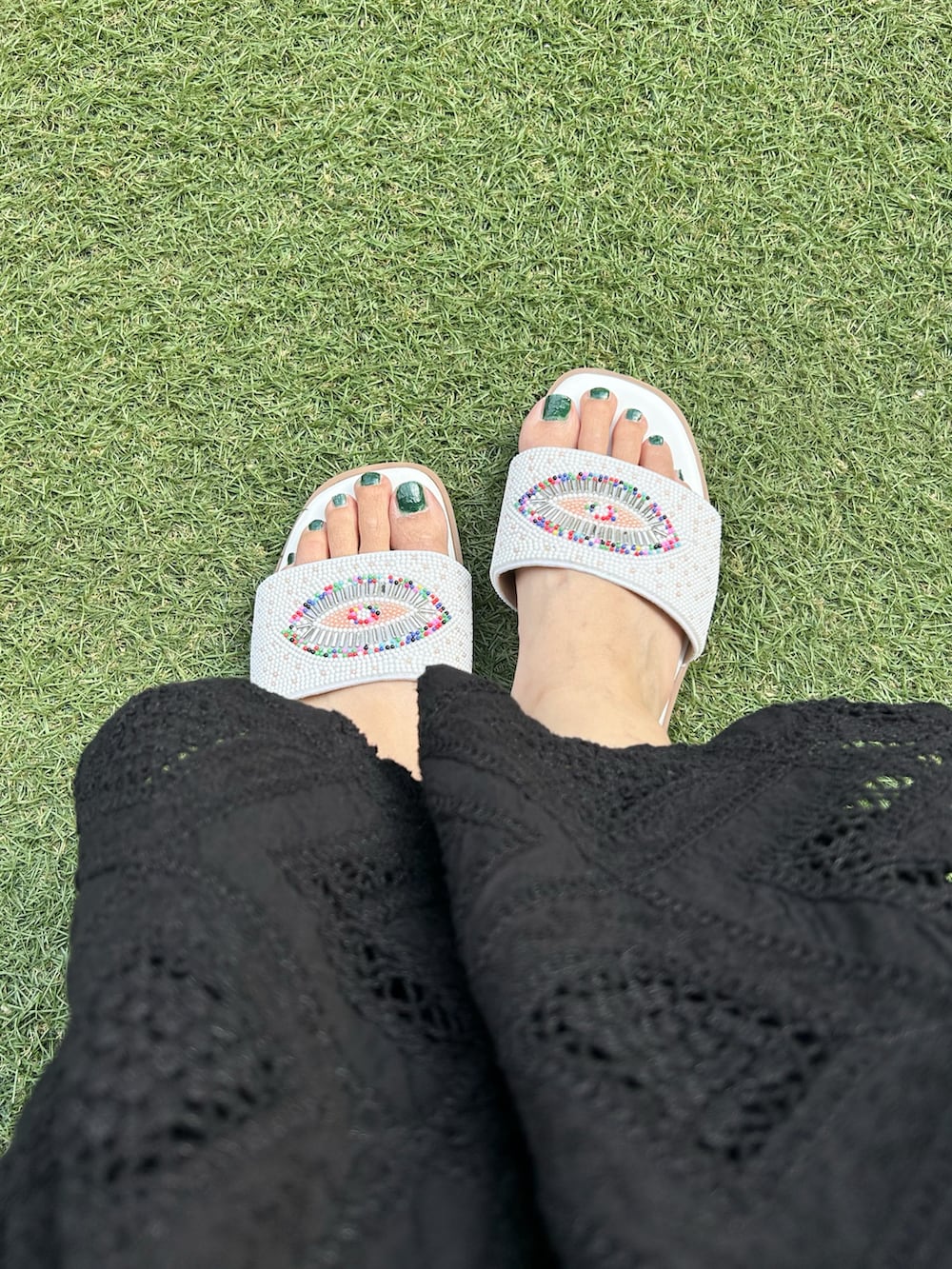 ブラック系のその他パンツ、ホワイト系のサンダル、ホワイト系のTシャツ/カットソーを着用したレディースの夏コーディネートの3枚目の写真