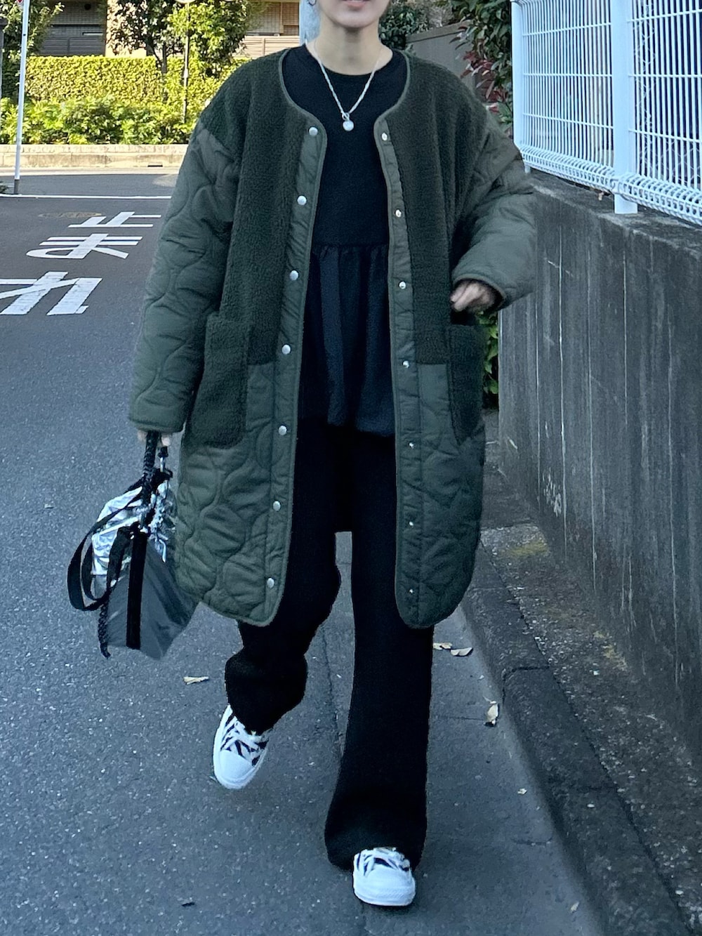 グリーン系のその他アウター、ブラック系のスウェット、ブラック系のその他パンツを着用したレディースの秋コーディネートの3枚目の写真