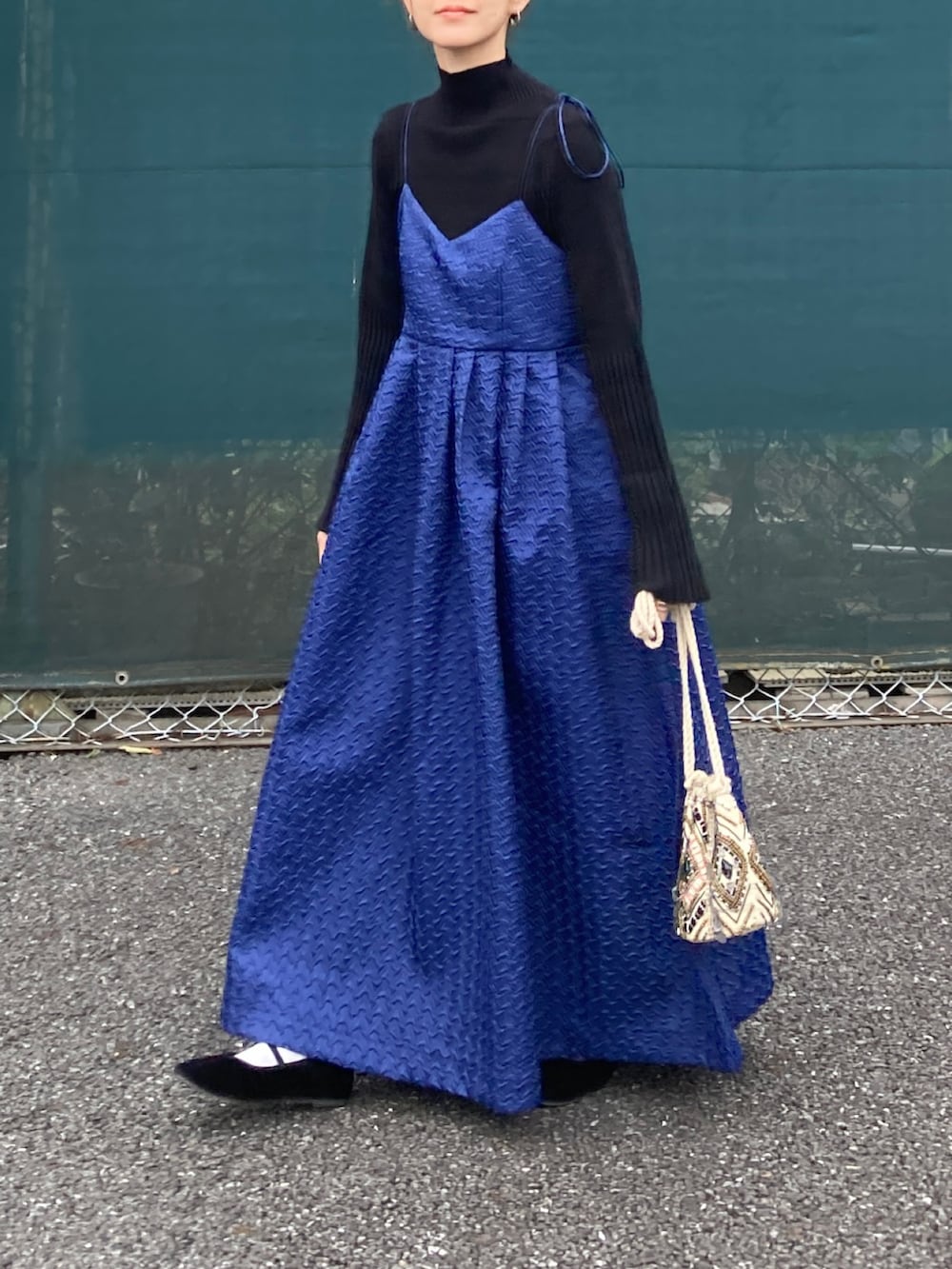 ブラック系のニット/セーター、ブルー系のワンピース、ブラック系のバレエシューズを着用したレディースの秋コーディネートの5枚目の写真