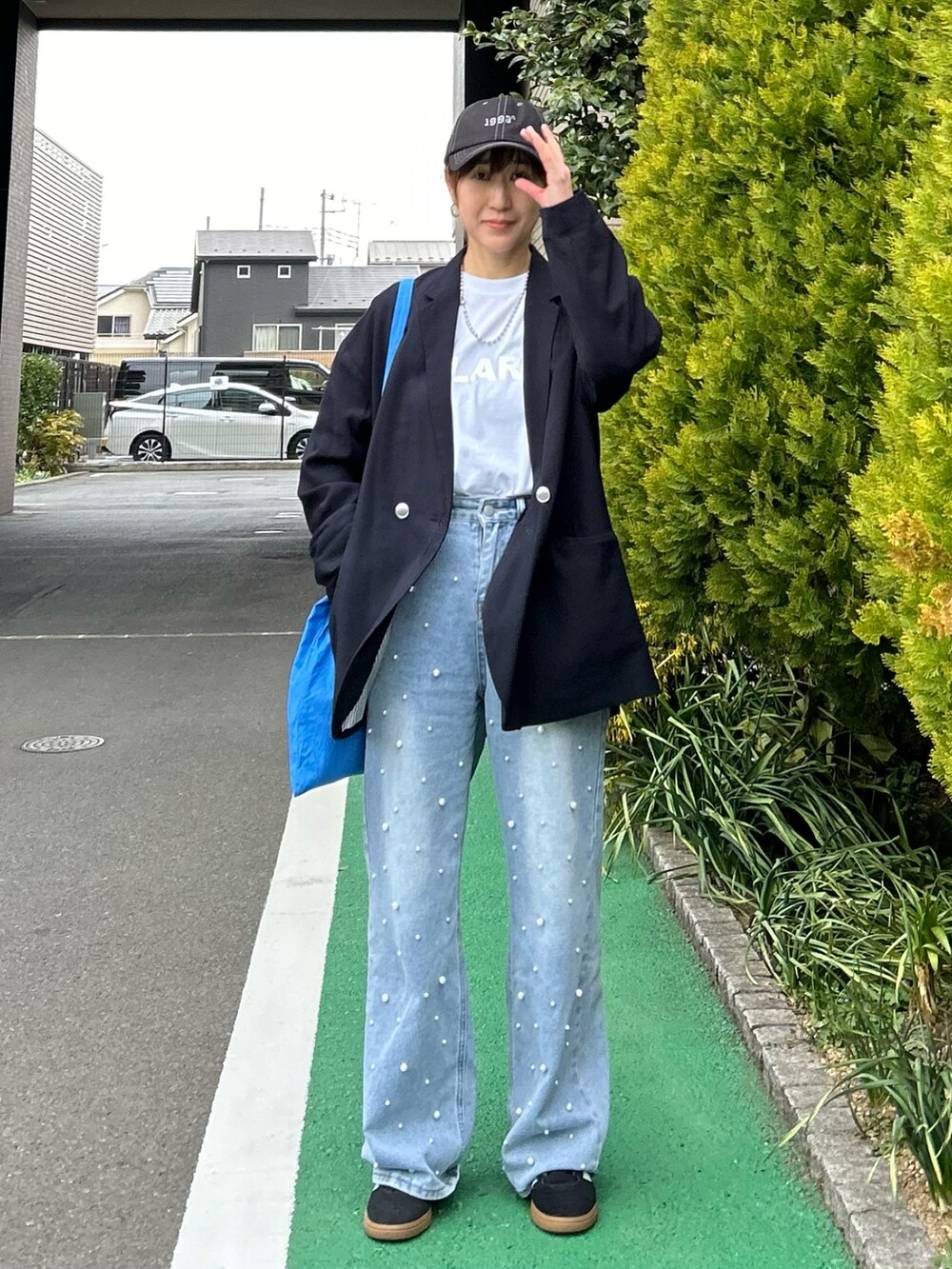 ホワイト系のTシャツ/カットソー、ブルー系のテーラードジャケット、ブルー系のデニムパンツを着用したレディースの春コーディネートの3枚目の写真