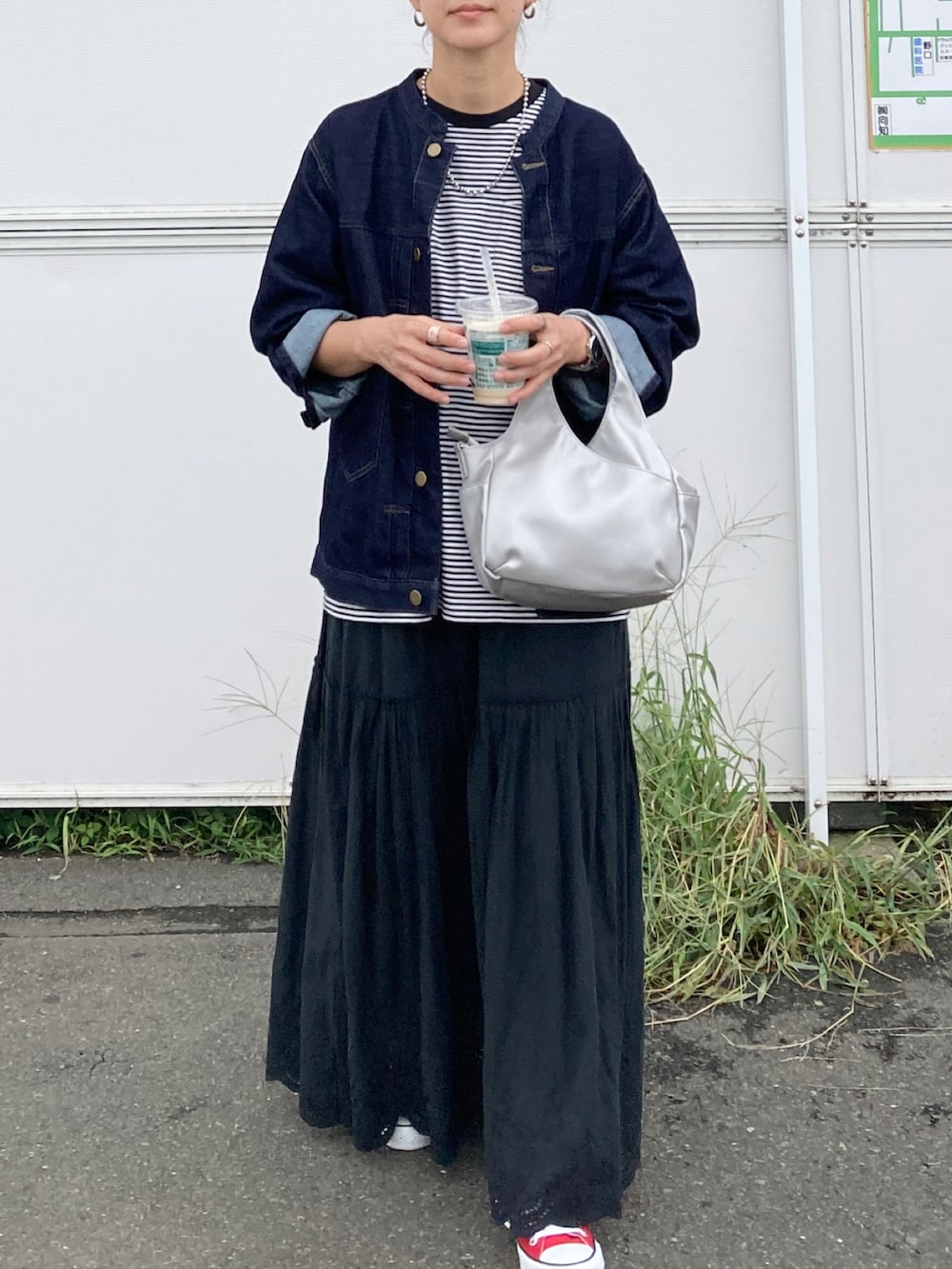 「秋服まるっと大公開、秋コーデ、シンプルコーデ、お出かけコーデ、プチプラ、きれいめカジュアル、休日スタイル、デニム、デニムジャケット、ジャケットスタイル、ボーダー、ロングスカート、コンバース、スニーカー、ハンドバッグ」｜「LBCのLBCデニムノーカラージャケット（デニムジャケット、ブルー系）」を使った、ＫＲさん（レディース・159cm）の秋コーディネートの4枚目の写真