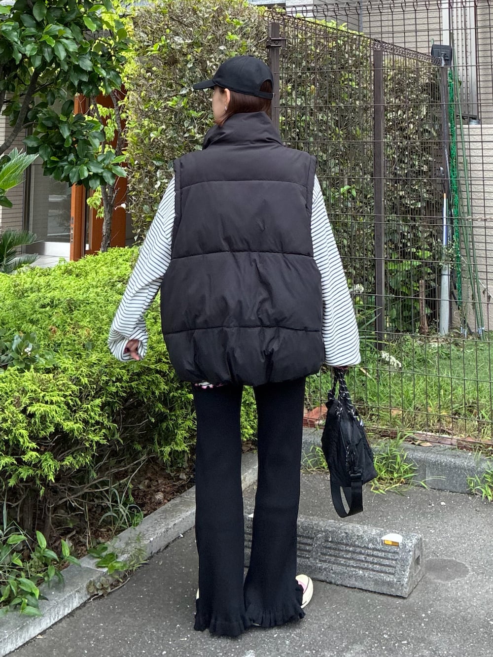 ブラック系のトートバッグ、ホワイト系のTシャツ/カットソー、ブラック系のその他パンツを着用したレディースの秋コーディネートの4枚目の写真