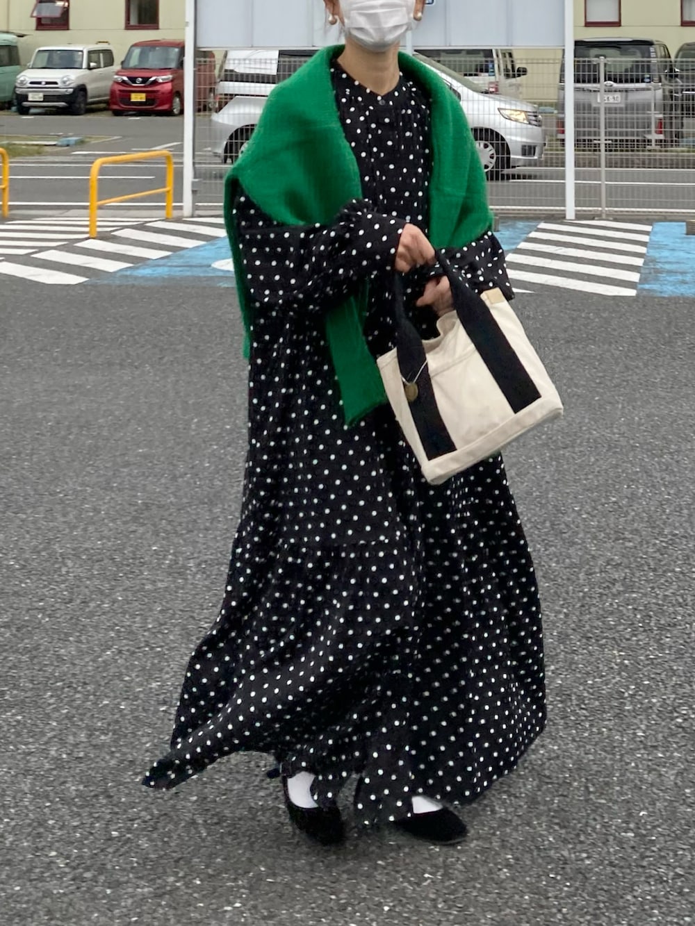 ブラック系のシャツワンピース、グリーン系のニット/セーター、ホワイト系のトートバッグを着用したレディースの秋コーディネートの5枚目の写真