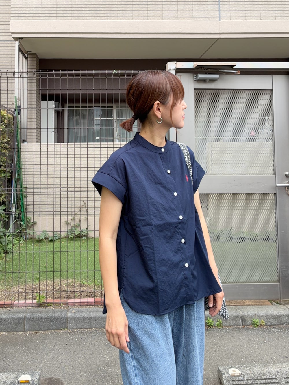 ブルー系のデニムパンツ、ブルー系のシャツ/ブラウスを着用したレディースの春コーディネートの4枚目の写真