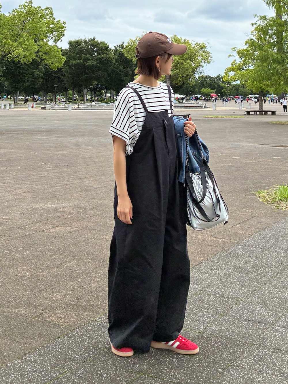 ホワイト系のTシャツ/カットソー、ブラック系のサロペット/オーバーオール、シルバー系のショルダーバッグを着用したレディースの秋コーディネートの3枚目の写真