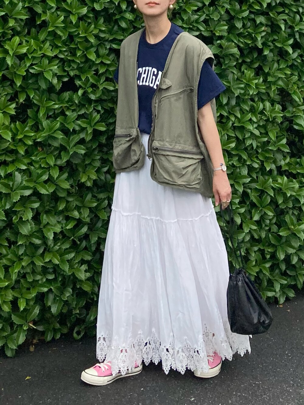 ブルー系のTシャツ/カットソー、グリーン系のベスト、ホワイト系のスカートを着用したレディースの夏コーディネートの3枚目の写真