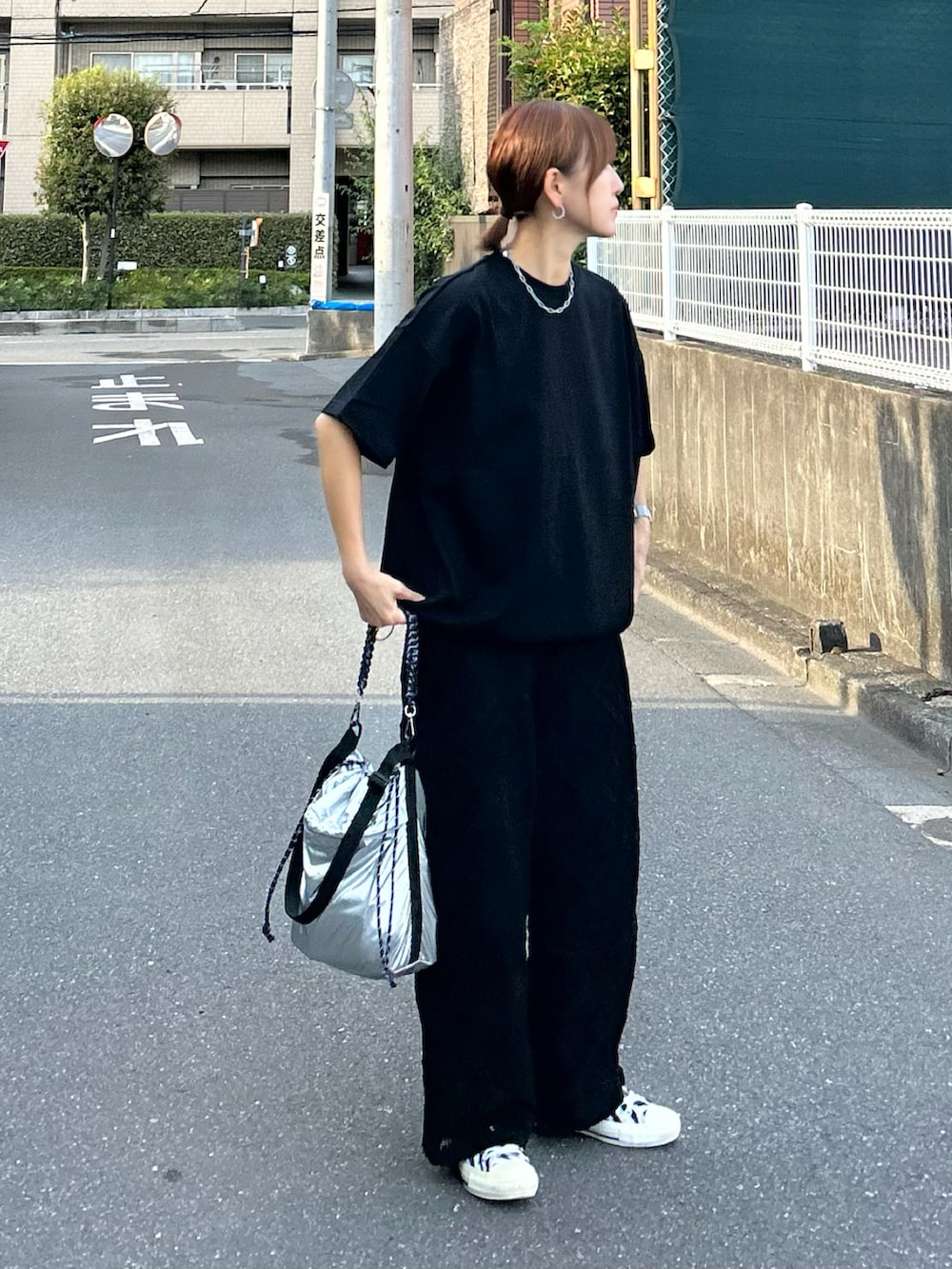 ブラック系のTシャツ/カットソー、ブラック系のその他パンツ、シルバー系のトートバッグを着用したレディースの秋コーディネートの4枚目の写真