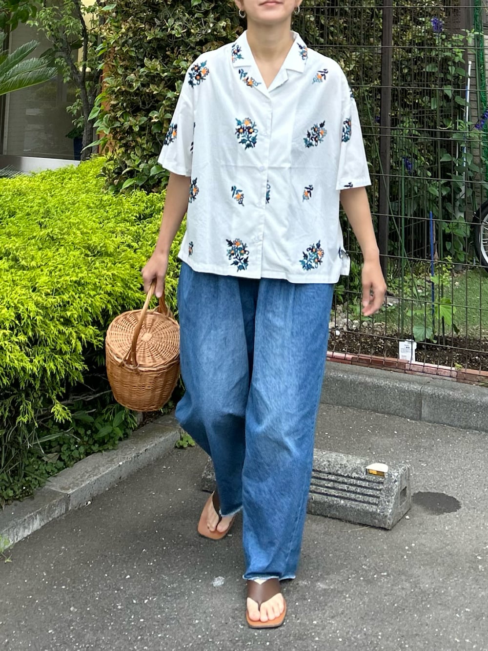 ホワイト系のシャツ/ブラウス、ブルー系のデニムパンツを着用したレディースの夏コーディネートの4枚目の写真