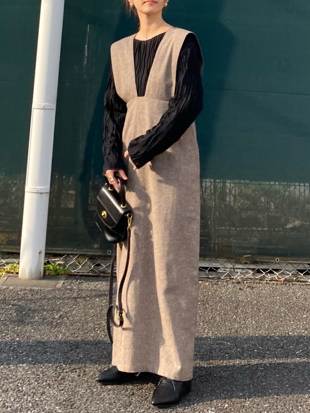 「春服デビュー宣言、春服みてみて、シンプルコーデ、ママコーデ、きれいめカジュアル、大人カジュアル、プチプラ、シアーシャツ、ジャンパースカート、ロングワンピース、selectmoca、ミニバッグ、スクエアバッグ、レースアップシューズ」｜「select MOCAの2023 SS クリンクルシアーカットソー（Tシャツ/カットソー、ブラック系）」を使った、ＫＲさん（レディース・159cm）の春コーディネートの3枚目の写真