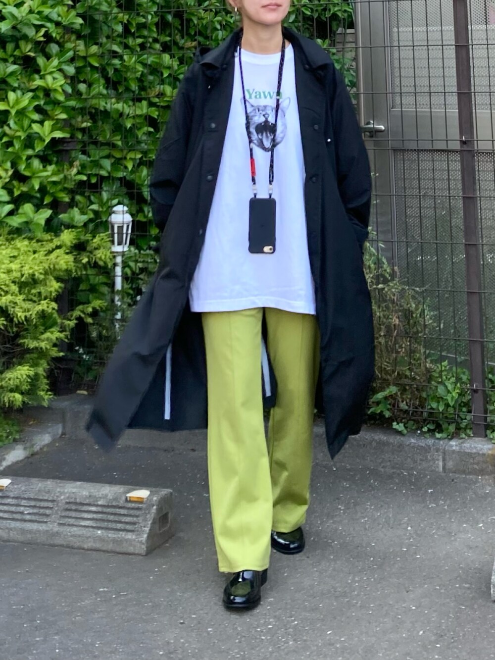 ホワイト系のTシャツ/カットソー、グリーン系のその他パンツ、ブラック系のレインシューズを着用したレディースの春コーディネートの2枚目の写真