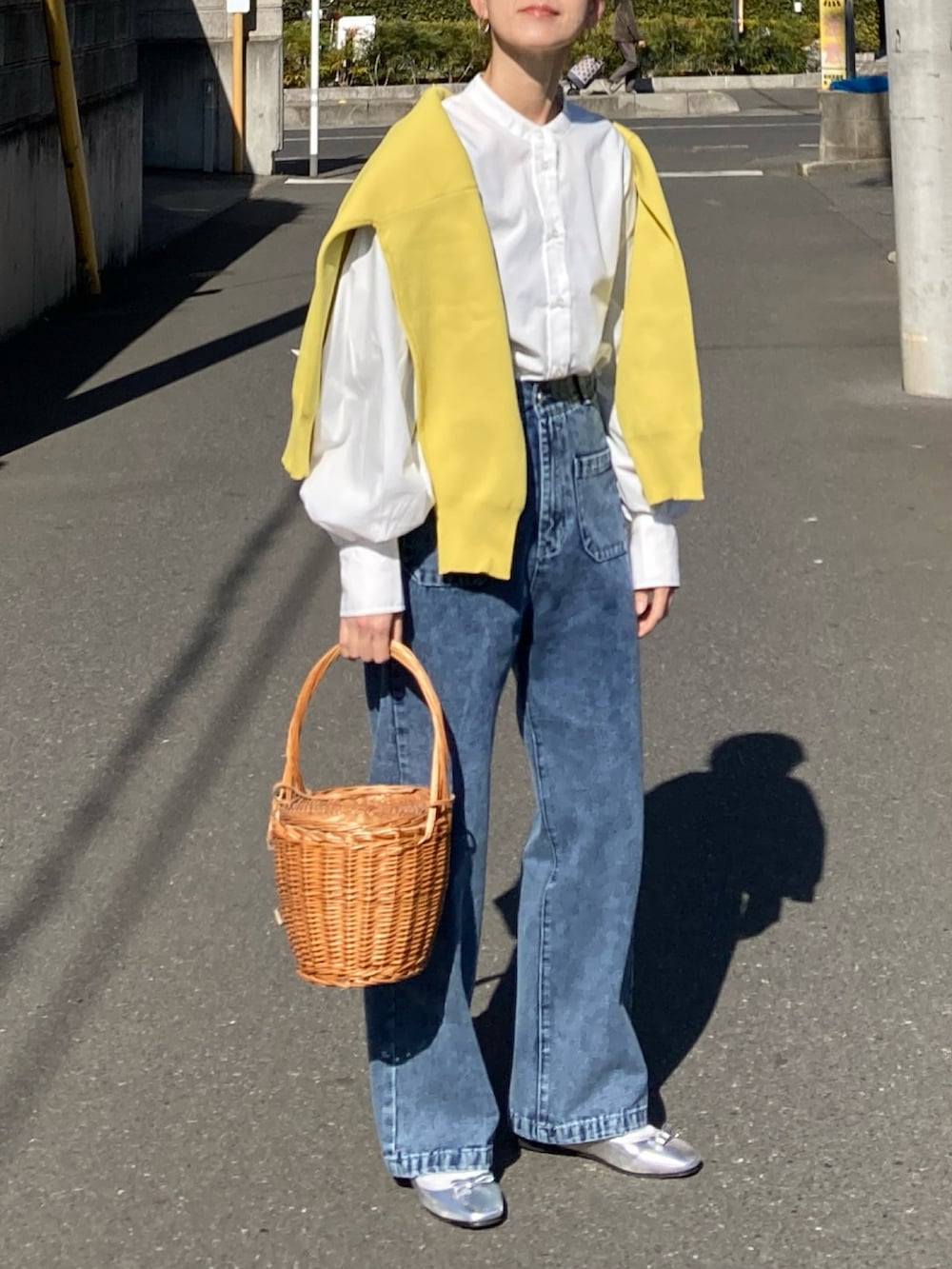 ホワイト系のシャツ/ブラウス、ブルー系のデニムパンツ、シルバー系のバレエシューズを着用したレディースの冬コーディネートの2枚目の写真