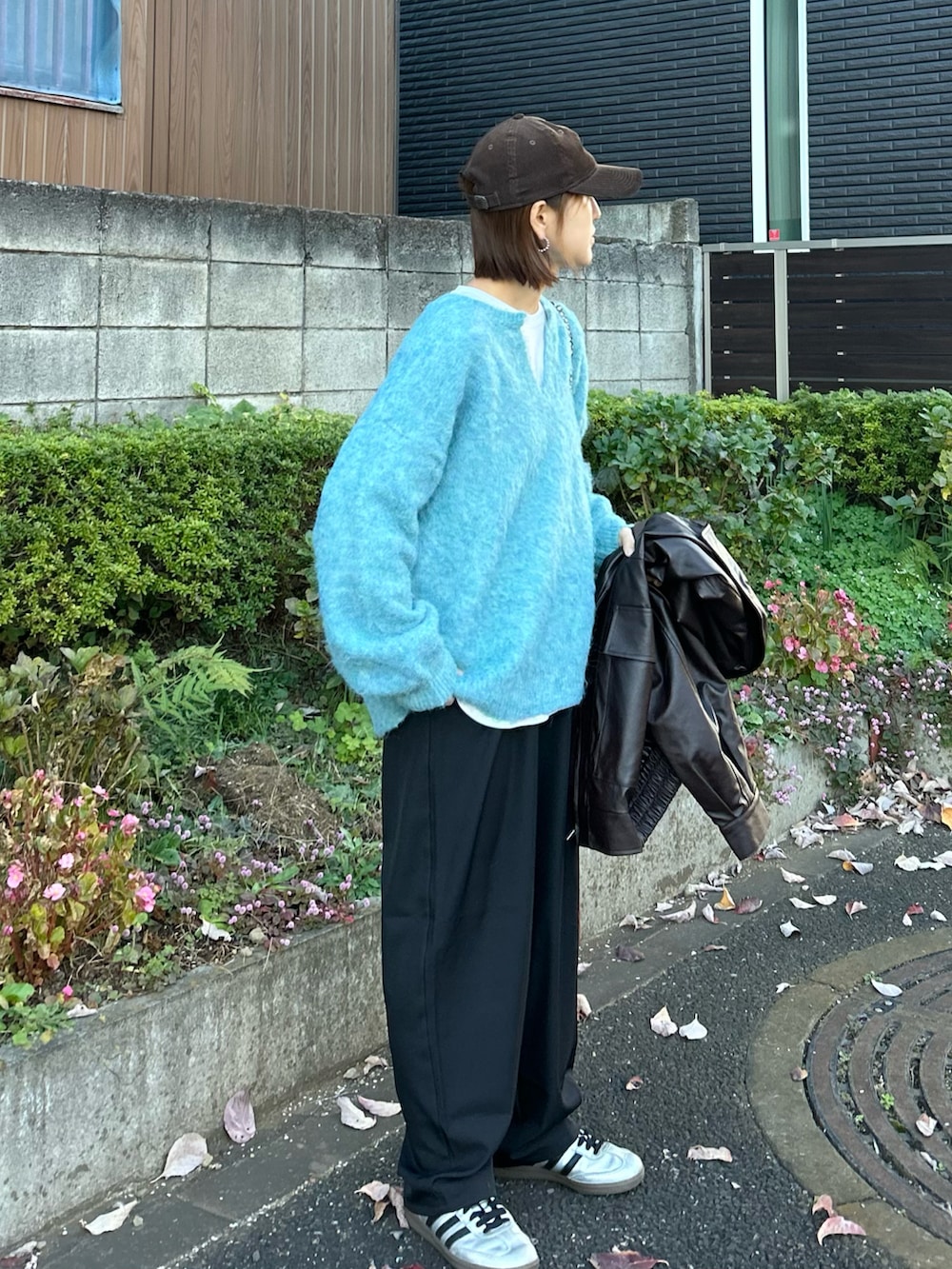 ブルー系のニット/セーター、ブラウン系のブルゾン、ブラック系のその他パンツを着用したレディースの秋コーディネートの4枚目の写真