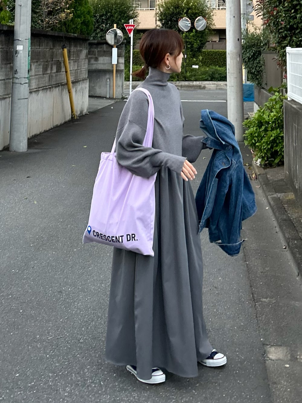 「秋冬コーデ、ニット、タートルネック、ワンピース、ロングワンピース、きれいめカジュアル、プチプラ、シンプルコーデ、お出かけコーデ、休日スタイル、トートバッグ、スニーカー、コンバース」｜「CORNERS by KRの【CORNERS by KR】指穴付きハイネックドッキングワンピース（ワンピース、グレー系）」を使った、ＫＲさん（レディース・159cm）の秋コーディネートの2枚目の写真