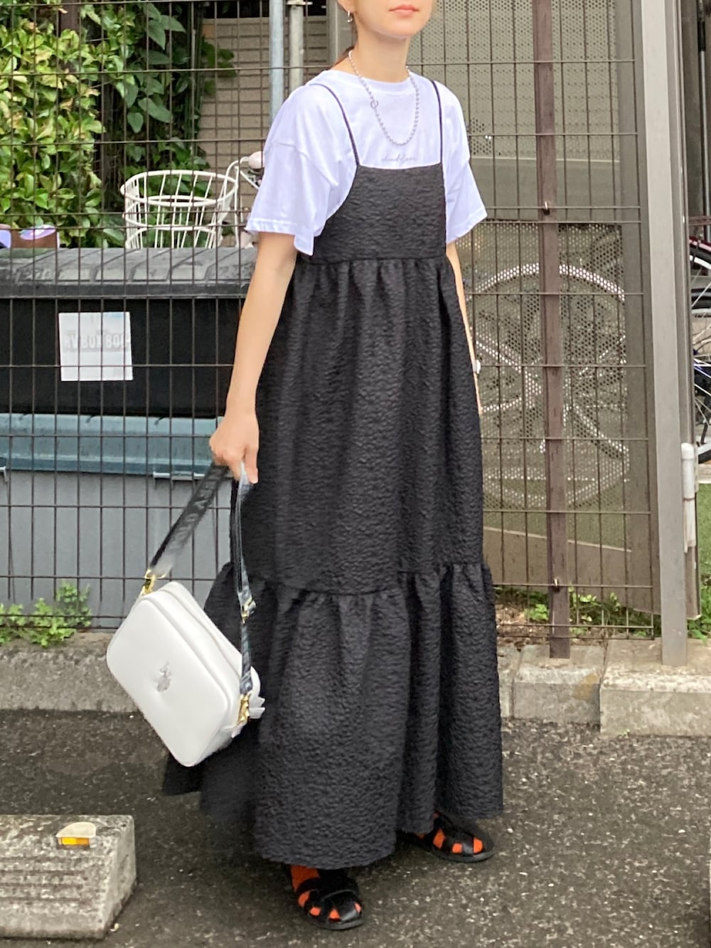 「このスタイルがお気に入り、レイヤードスタイル、休日スタイル、シンプルコーデ、きれいめカジュアル、プチプラ、キャミワンピ、ロングワンピース、白Tシャツ、ショルダーバッグ、カラーソックス、グルカサンダル、お出かけコーデ、モノトーン」｜「recaの筆記体プリントルーズＴシャツ（Tシャツ/カットソー、ホワイト系）」を使った、ＫＲさん（レディース・159cm）の夏コーディネートの4枚目の写真