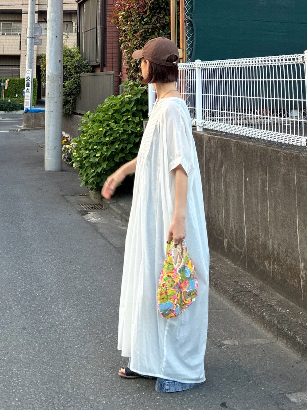 ホワイト系のワンピースを着用したレディースの夏コーディネートの4枚目の写真
