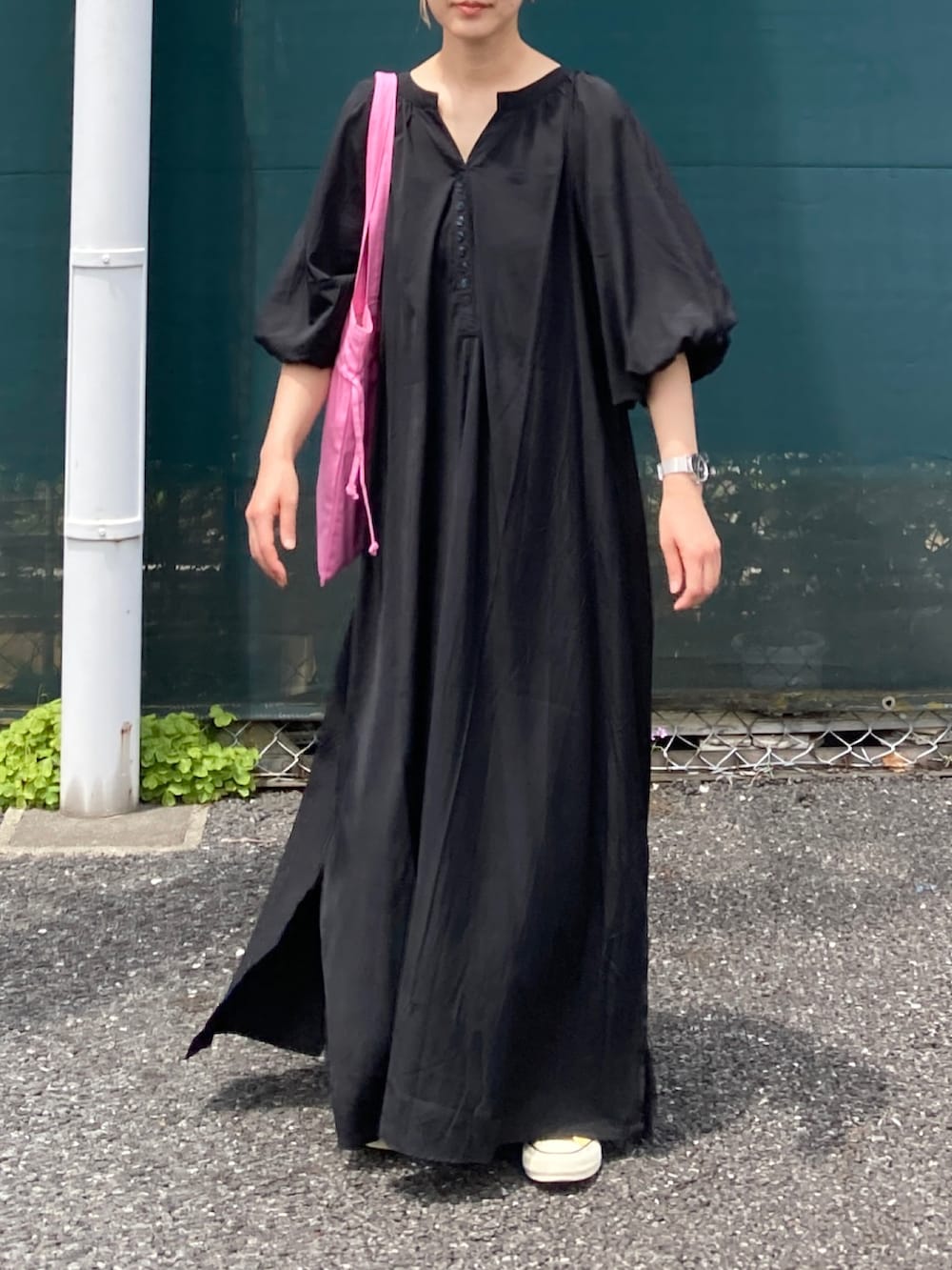 ブラック系のワンピース、ピンク系のトートバッグを着用したレディースの夏コーディネートの5枚目の写真