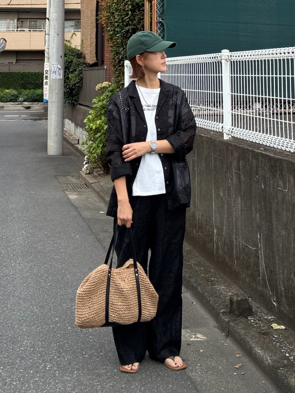 ホワイト系のTシャツ/カットソー、ブラック系のシャツ/ブラウス、ブラック系のその他パンツを着用したレディースの夏コーディネートの4枚目の写真