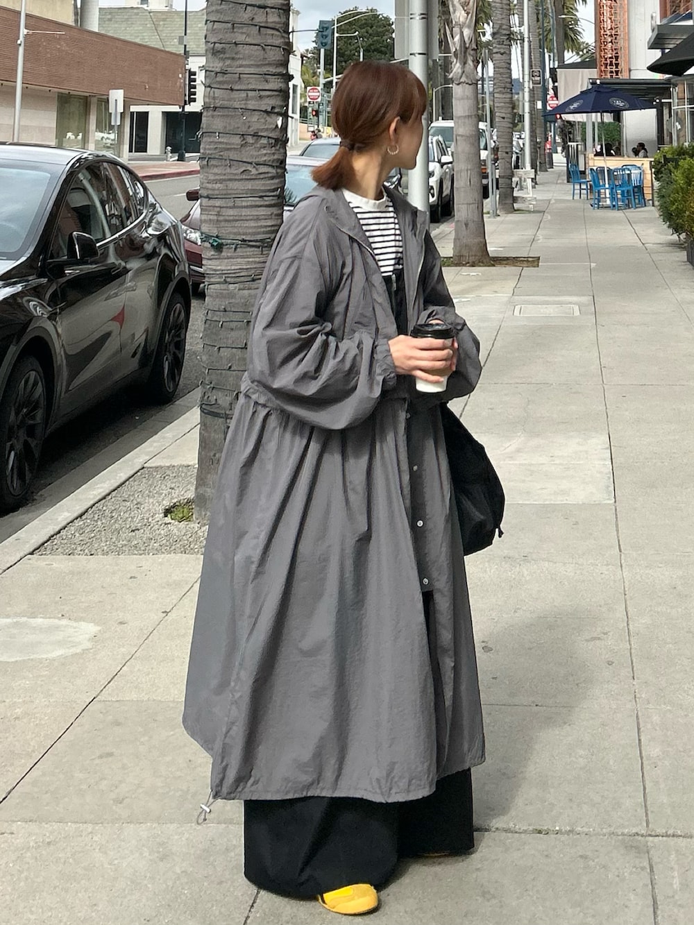 ブラック系のナイロンジャケット、ブラック系のサロペット/オーバーオール、ブラック系のショルダーバッグを着用したレディースの冬コーディネートの4枚目の写真