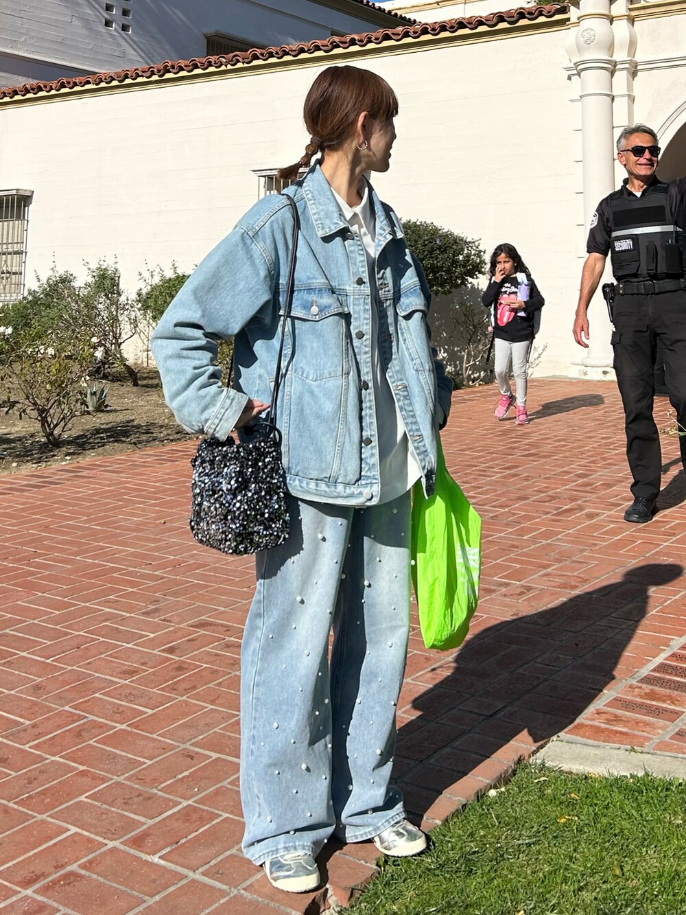 ホワイト系のシャツ/ブラウス、ブルー系のデニムジャケット、ブルー系のデニムパンツを着用したレディースの冬コーディネートの2枚目の写真