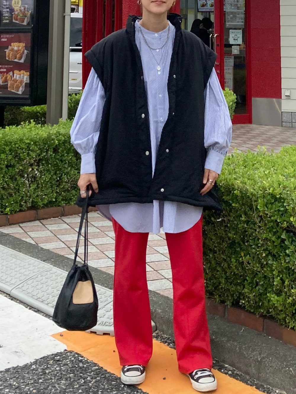 ブルー系のシャツ/ブラウス、ブラック系のダウンジャケット/コート、レッド系のその他パンツを着用したレディースの秋コーディネートの2枚目の写真