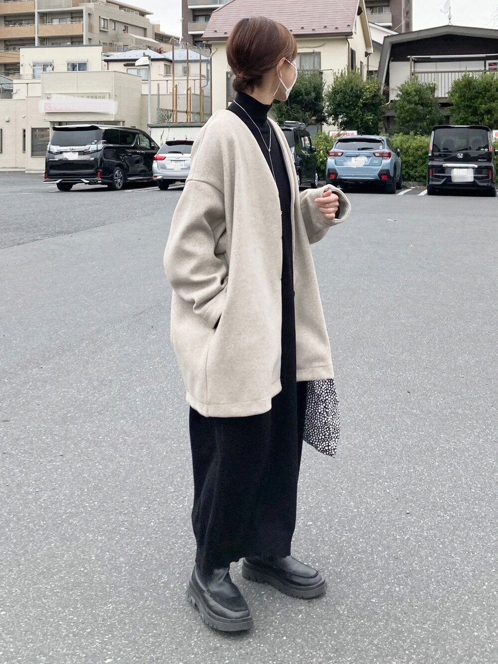 「シンプルコーデ、きれいめカジュアル、大人カジュアル、ママコーデ、タートルネック、ニットワンピース、ロングワンピース、ノーカラーコート、ベージュ、ショートブーツ、トートバッグ、プチプラ、マイベストコーデ2022、モノトーン、スクエアトゥ」｜「ANGIEの【2022年新色追加】ノーカラーミドルコクーンコート（ノーカラーコート、ベージュ系）」を使った、ＫＲさん（レディース・159cm）の冬コーディネートの2枚目の写真