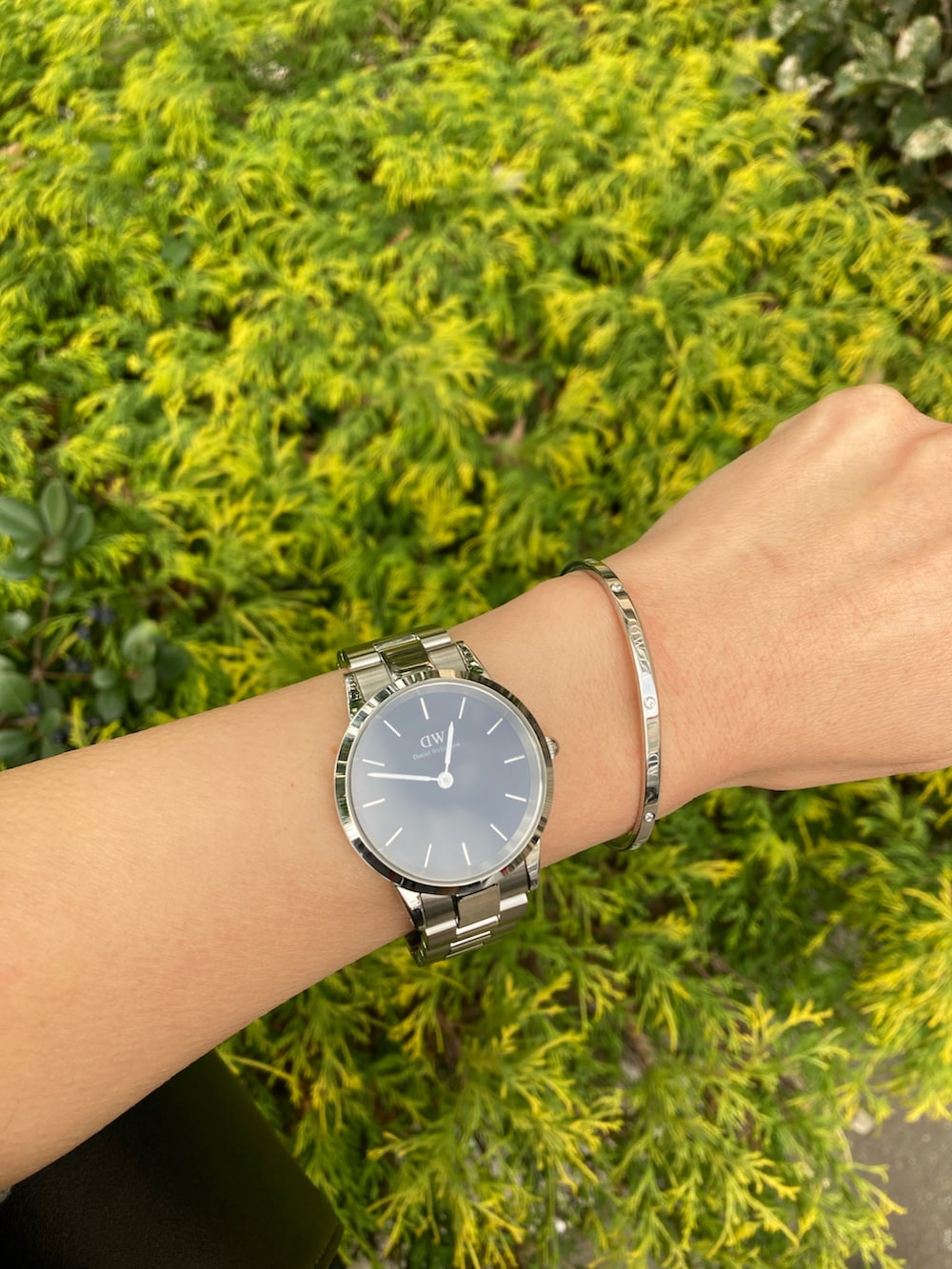 グレー系のニット/セーター、ブラック系のその他パンツ、ブラック系のブーツを着用したレディースの冬コーディネートの4枚目の写真