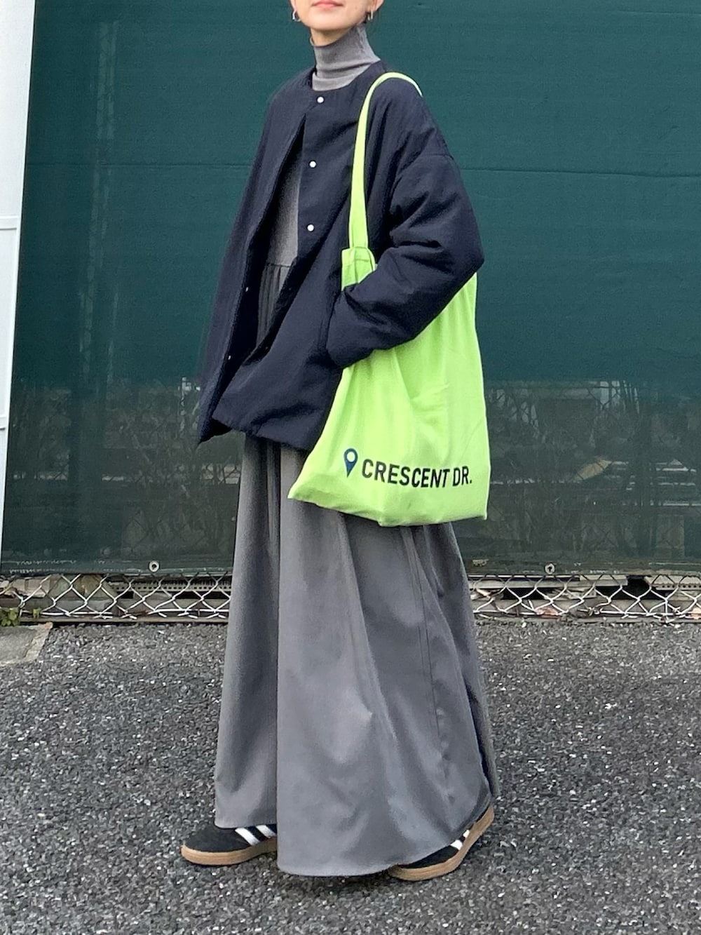 ブルー系のその他アウター、グレー系のワンピース、グリーン系のトートバッグを着用したレディースの冬コーディネートの2枚目の写真