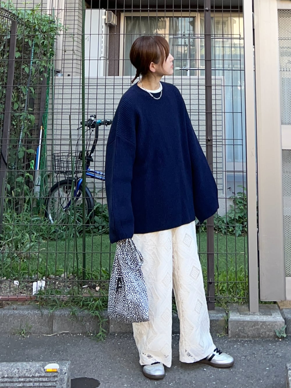 ホワイト系のその他パンツ、ブルー系のニット/セーター、シルバー系のスニーカーを着用したレディースの秋コーディネートの2枚目の写真