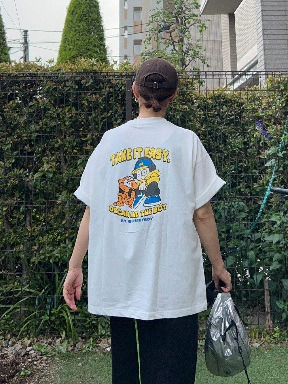 その他のTシャツ/カットソー、シルバー系のボディバッグ/ウエストポーチ、ブラック系のスカートを着用したレディースの春コーディネートの2枚目の写真