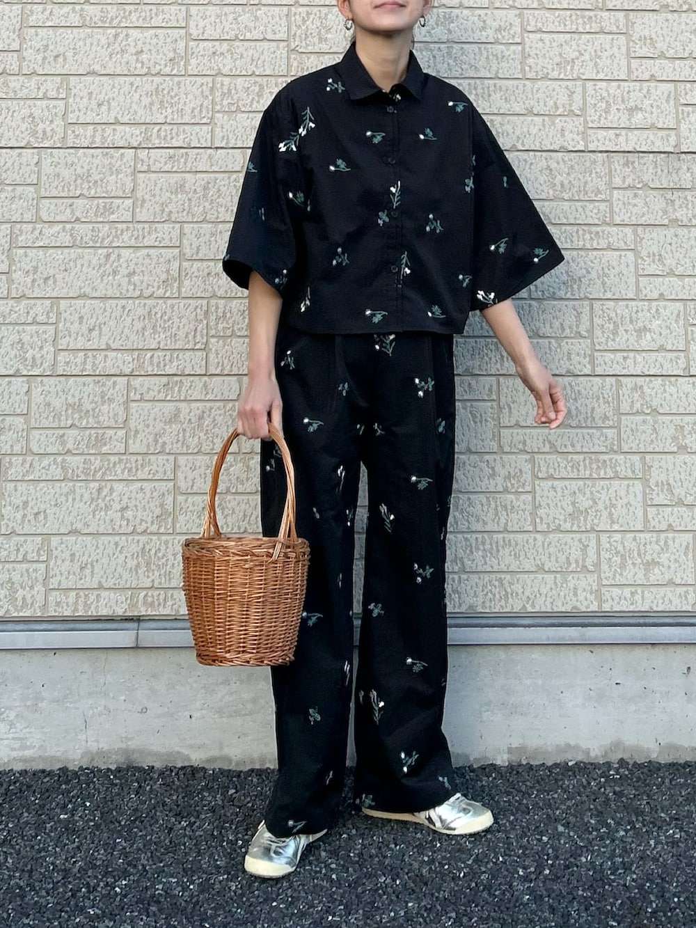 ブラック系のシャツ/ブラウス、ブラック系のスラックス、シルバー系のスニーカーを着用したレディースの夏コーディネートの4枚目の写真