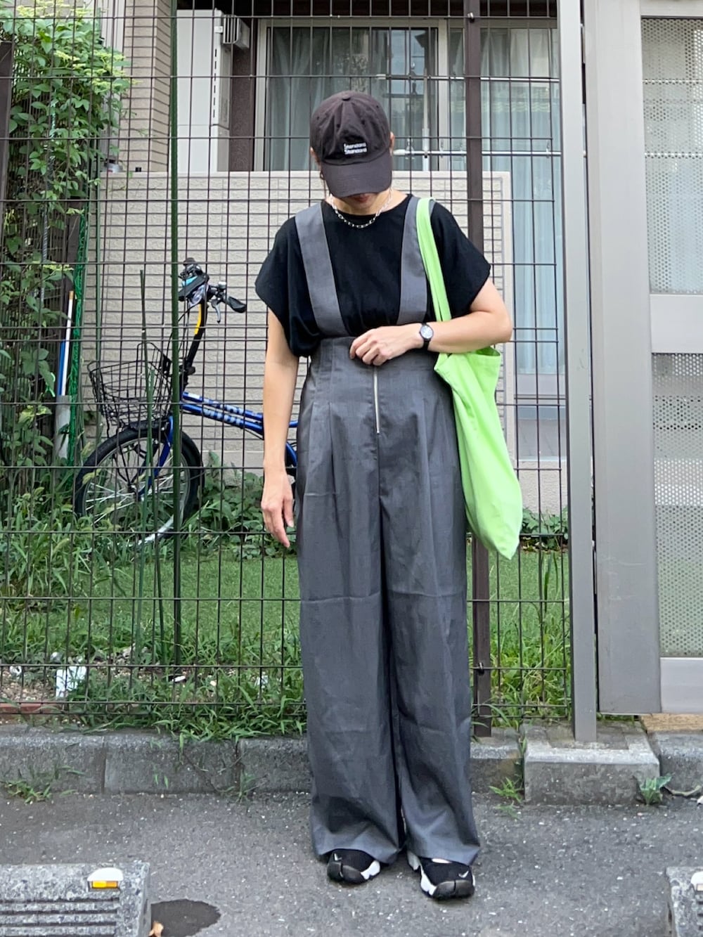「夏コーデ、シンプルコーデ、お出かけコーデ、モノトーン、きれいめカジュアル、大人カジュアル、プチプラ、Tシャツ、サロペット、トートバッグ、ハット、エアリフト、休日スタイル」｜「GeeRAの【4サイズ展開】フロントジップハイウエストサロペットワイドパンツ（サロペット/オーバーオール、グレー系）」を使った、ＫＲさん（レディース・159cm）の夏コーディネートの2枚目の写真