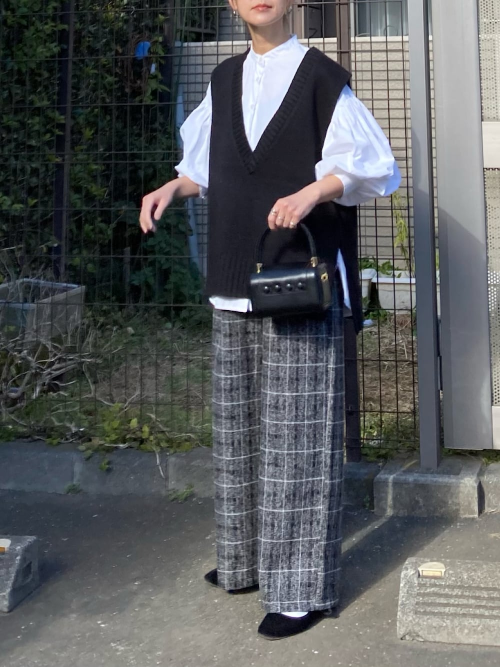 ブラック系のベスト、ホワイト系のシャツ/ブラウス、その他のその他パンツを着用したレディースの冬コーディネートの4枚目の写真