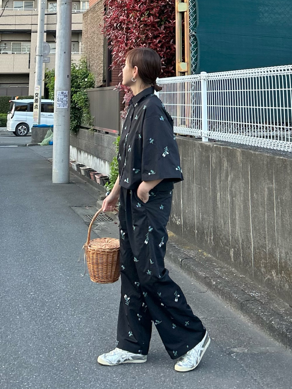 ブラック系のシャツ/ブラウス、ブラック系のスラックス、シルバー系のスニーカーを着用したレディースの夏コーディネートの2枚目の写真