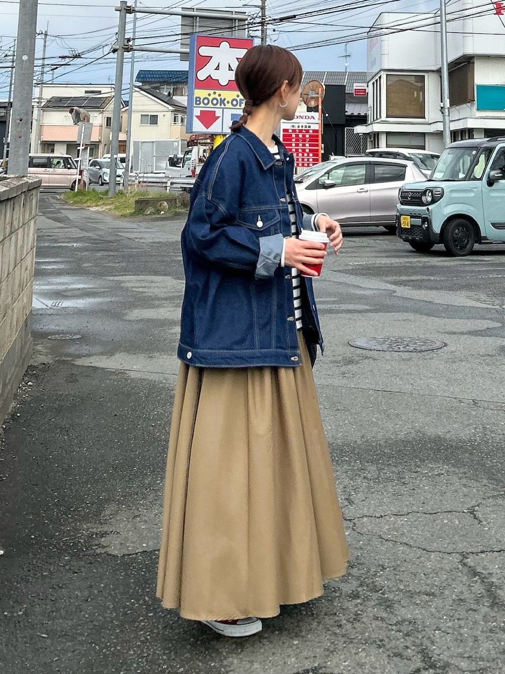 「春のおしゃ見えテクニック、春コーデ、春アウター、シンプルコーデ、お出かけコーデ、プチプラ、デニム、ロングスカート、きれいめカジュアル、大人カジュアル、休日スタイル、スニーカー、コンバース、春色」｜「AS KNOW AS plusの◎ビッグシルエットジャケット　セットアップ可能（デニムジャケット、ブルー系）」を使った、ＫＲさん（レディース・159cm）の春コーディネートの3枚目の写真