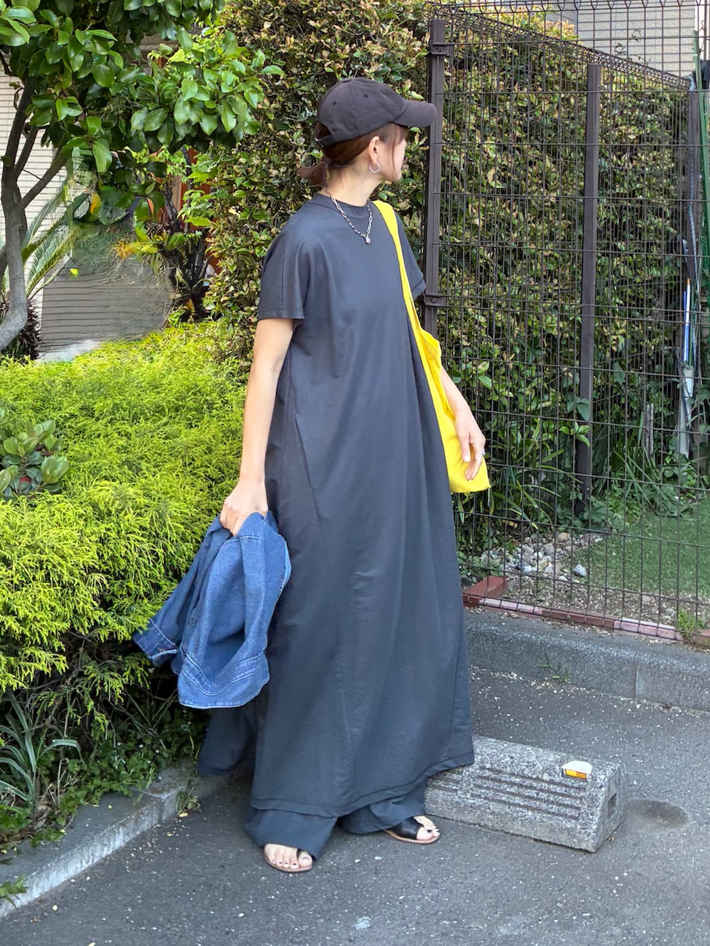 グレー系のワンピース、グレー系のその他パンツを着用したレディースの春コーディネートの4枚目の写真