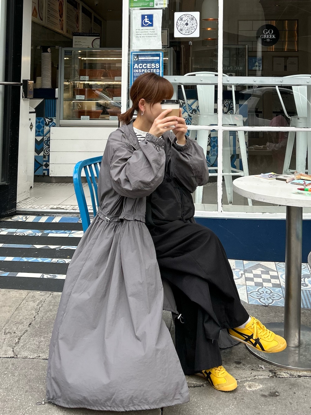 ブラック系のナイロンジャケット、ブラック系のサロペット/オーバーオール、ブラック系のショルダーバッグを着用したレディースの冬コーディネートの5枚目の写真