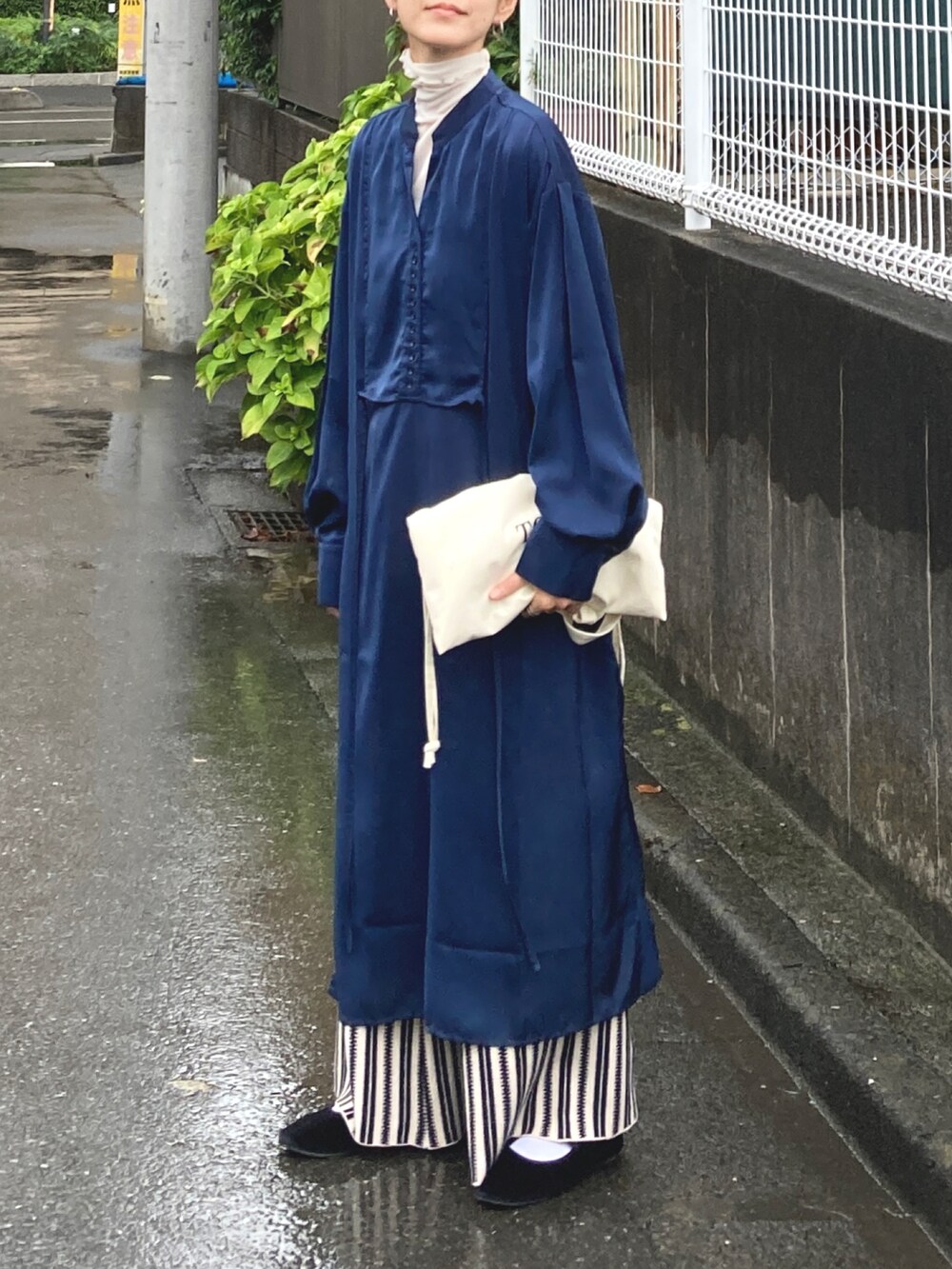 ブルー系のシャツワンピース、ブラック系のその他パンツ、ホワイト系のトートバッグを着用したレディースの秋コーディネートの2枚目の写真