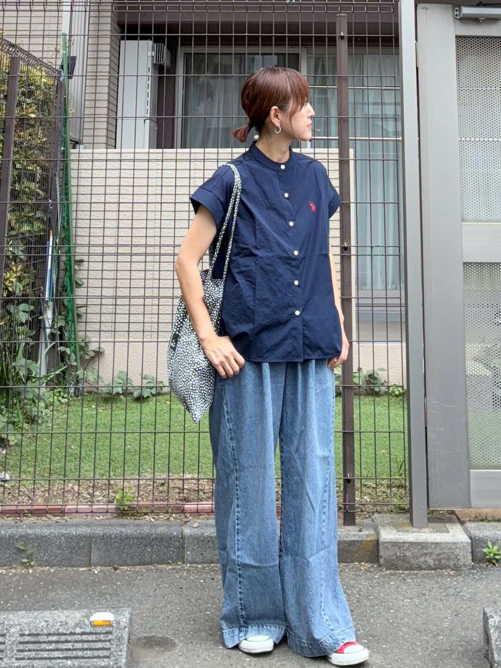 ブルー系のデニムパンツ、ブルー系のシャツ/ブラウスを着用したレディースの春コーディネートの2枚目の写真