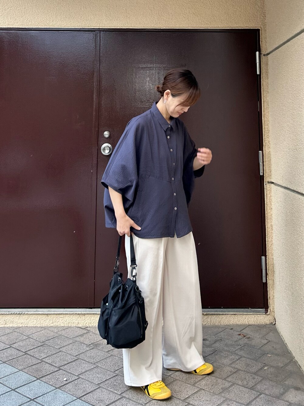 グレー系のシャツ/ブラウス、ホワイト系のその他パンツ、ブラック系のショルダーバッグを着用したレディースの夏コーディネートの4枚目の写真