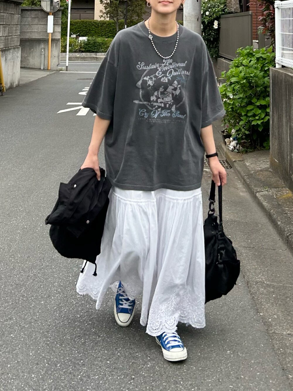 その他のTシャツ/カットソー、ホワイト系のスカート、ブラック系のベストを着用したレディースの春コーディネートの4枚目の写真