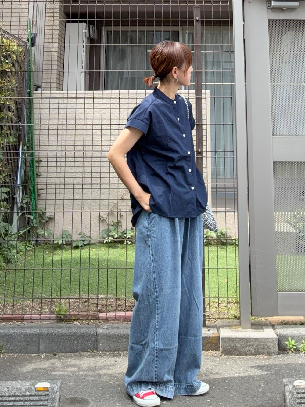ブルー系のデニムパンツ、ブルー系のシャツ/ブラウスを着用したレディースの春コーディネートの3枚目の写真